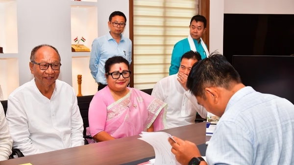 মুখ্যমন্ত্রী খেমচাঁদ সিং ও বিজেপি বিধায়কদের সঙ্গে নিয়ে মনোয়ন পেশ করছেন শারদা দেবী