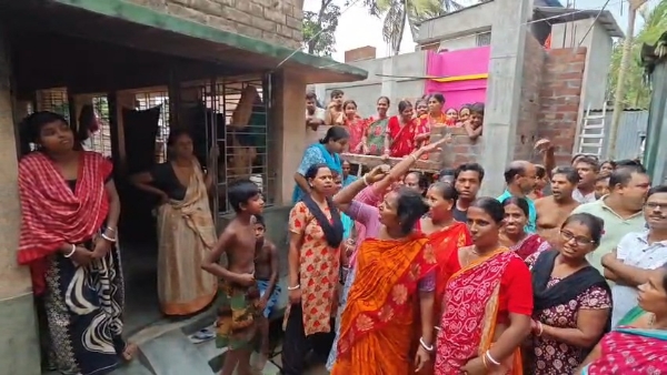 গ্রামবাসীদের বিক্ষোভ গ্রামবাসীদের বিক্ষোভ