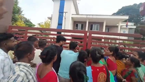 সুস্মিতা মণ্ডল খুনের মূল অভিযুক্তকে দৃষ্টান্তমূলক শাস্তির দাবিতে উত্তাল ক্ষেত্রী থানা চত্বর সুস্মিতা মণ্ডল খুনের মূল অভিযুক্তকে দৃষ্টান্তমূলক শাস্তির দাবিতে উত্তাল ক্ষেত্রী থানা চত্বর
