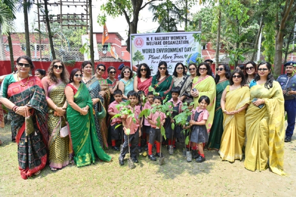 পাণ্ডুর ‘জাগৃতি শিক্ষানিকেতন’-এর শিক্ষার্থীদের মধ্যে গাছের চারা বিতরণ