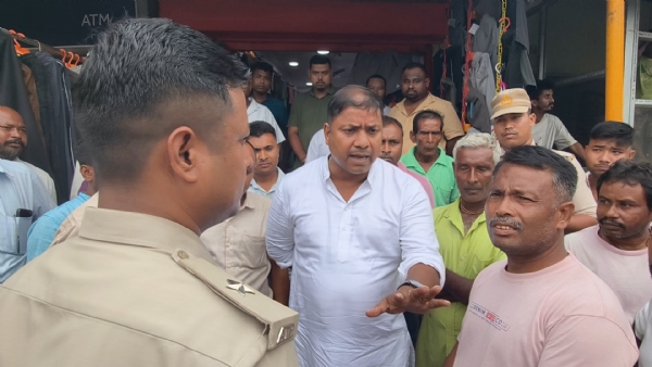 বিক্ষোভকারীদের সঙ্গে কথা বলছেন বিধায়ক তপন দাস এবং এডিসিপি অনুরাগ শৰ্মা বিক্ষোভকারীদের সঙ্গে কথা বলছেন বিধায়ক তপন দাস এবং এডিসিপি অনুরাগ শৰ্মা