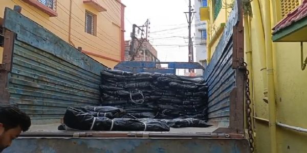 প্রাক্তন মন্ত্রীর বাড়ি থেকে ত্রিপল সরানো ঘিরে উত্তেজনা, কৃষ্ণনগরে বিক্ষোভ বিজেপি কর্মীদের