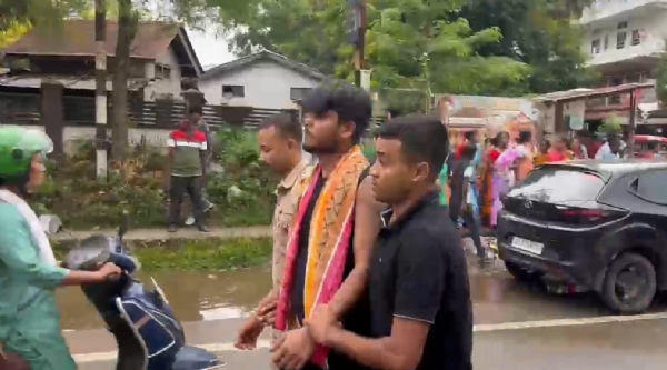 দুই বিক্ষোভকারীকে আটক পুলিশের দুই বিক্ষোভকারীকে আটক পুলিশের