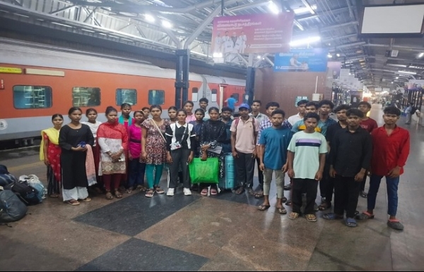 তামিলনাড়ুতে গ্যাস লিক, নিরাপদে বাড়ি ফিরছেন পশ্চিম সিংভূমের ১৪ পরিযায়ী শ্রমিক তামিলনাড়ুতে গ্যাস লিক, নিরাপদে বাড়ি ফিরছেন পশ্চিম সিংভূমের ১৪ পরিযায়ী শ্রমিক