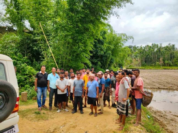 অবৈধ ফিশারি ধ্বংস অভিযানে জমায়েত এলাকার পরিবেশপ্রেমীরা