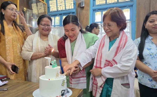 কেক কেটে ডিলাক্স পেয়িং কেবিন চালুর দৃশ্য