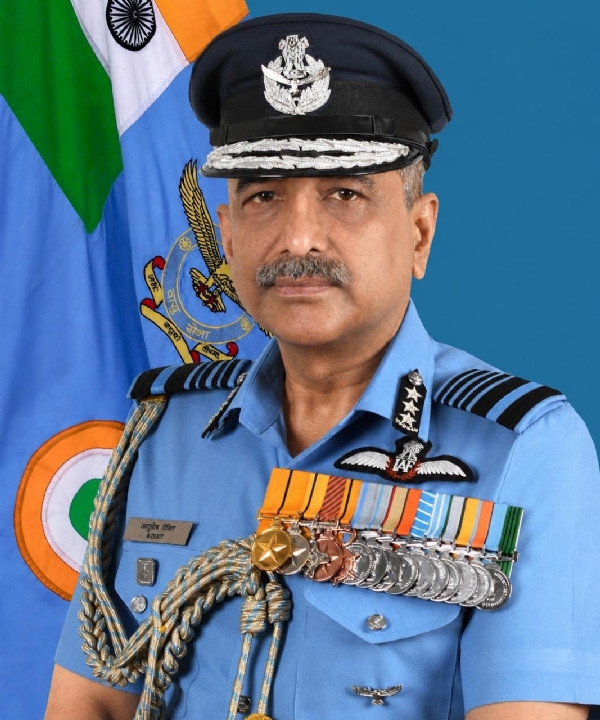 নতুন বায়ুসেনা প্রধানের দায়িত্ব নিলেন আশুতোষ দীক্ষিত