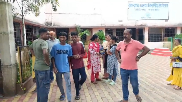 অভিভাবকদের বিক্ষোভ