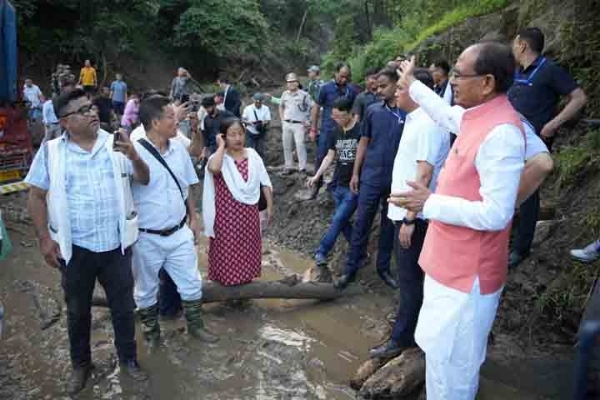 বন্যা বিধ্বস্ত অরুণাচল প্রদেশের কেয়ি পানিয়র জেলায় কেন্দ্রীয় মন্ত্রী শিবরাজসিং বন্যা বিধ্বস্ত অরুণাচল প্রদেশের কেয়ি পানিয়র জেলায় কেন্দ্রীয় মন্ত্রী শিবরাজসিং