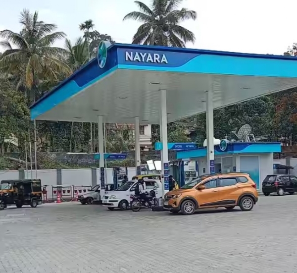 পেট্রোলে লিটারপিছু ৫ টাকা ও ডিজেলে ৩ টাকা দাম কমাল নয়ারা এনার্জি, সরকারি তেল সংস্থাগুলির দামে পরিবর্তন নেই পেট্রোলে লিটারপিছু ৫ টাকা ও ডিজেলে ৩ টাকা দাম কমাল নয়ারা এনার্জি, সরকারি তেল সংস্থাগুলির দামে পরিবর্তন নেই