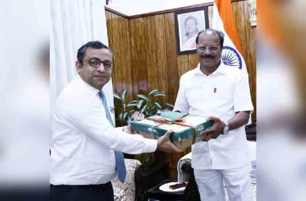 রাজ্যপালকে উপহার তুলে দেন বাংলাদেশ সহকারী হাইকমিশনার রাজ্যপালকে উপহার তুলে দেন বাংলাদেশ সহকারী হাইকমিশনার