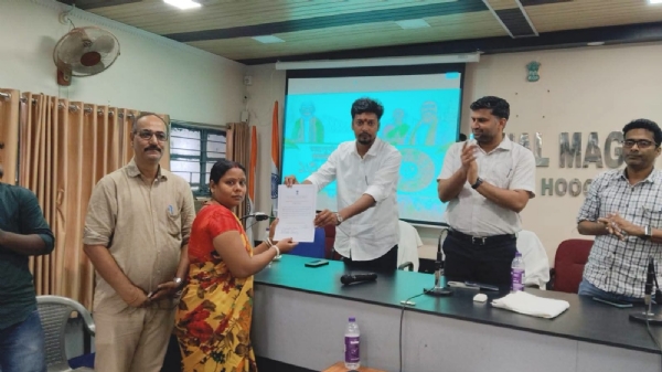 উপভোক্তাদের হাতে অন্নপূর্ণা যোজনা শংসাপত্র তুলে দিচ্ছেন আরামবাগ বিধায়ক