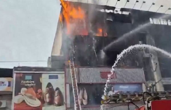 জনকপুরীতে ইলেকট্রনিক্স শোরুমে আগুন