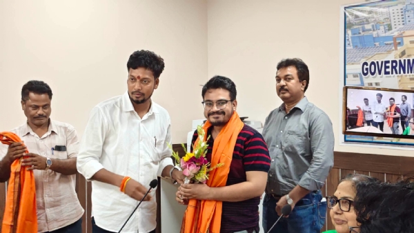চিকিৎসকদের সম্বর্ধিত করছেন আরামবাগ বিধায়ক হেমন্ত বাগ