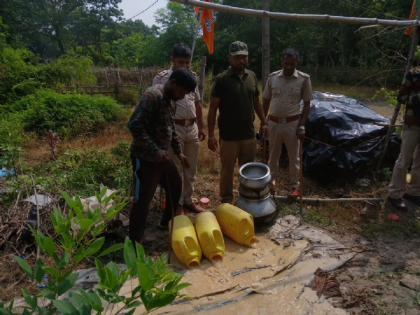 চোলাই মদের বিরুদ্ধে গোঘাট পুলিশের অভিযান চোলাই মদের বিরুদ্ধে গোঘাট পুলিশের অভিযান