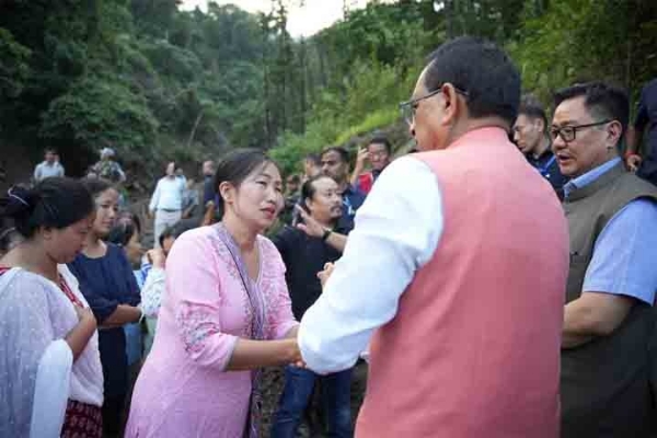 বন্যাদুর্গতদের সঙ্গে কেন্দ্রীয় দুই মন্ত্রী শিবরাজ সিং এবং কিরেনের বার্তালাপ বন্যাদুর্গতদের সঙ্গে কেন্দ্রীয় দুই মন্ত্রী শিবরাজ সিং এবং কিরেনের বার্তালাপ