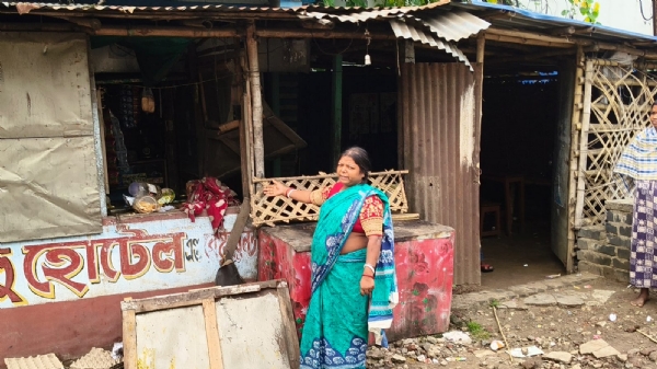 আরামবাগে মহিলা তৃণমূল কর্মীর দোকান ভাঙচুর ও লুটপাট