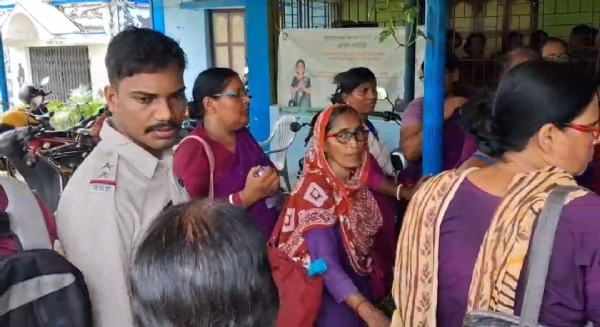 আশা কর্মীদের বিক্ষোভ সামাল দিতে গোঘাট পুলিশ