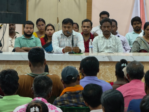 খানাকুল বিধায়ক এর প্রধান ও উপপ্রধান দের নিয়ে বৈঠক খানাকুল বিধায়ক এর প্রধান ও উপপ্রধান দের নিয়ে বৈঠক