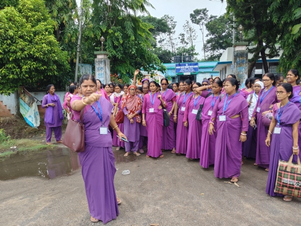 গোঘাট ব্লক প্রাথমিক স্বাস্থ্য কেন্দ্রে আশা কর্মীদের বিক্ষোভ গোঘাট ব্লক প্রাথমিক স্বাস্থ্য কেন্দ্রে আশা কর্মীদের বিক্ষোভ