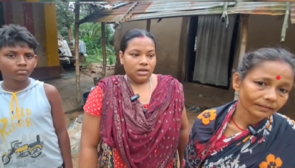 প্রতারিত পরিবারের লোকজন প্রতারিত পরিবারের লোকজন
