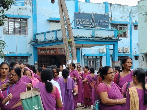 কামারপুকুর গ্রামীণ হাসপাতালে আশা কর্মীদের বিক্ষোভ