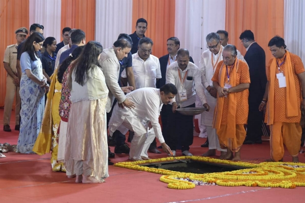ভিত্তিপ্রস্তর স্থাপন করছেন মুখ্যমন্ত্রী ভিত্তিপ্রস্তর স্থাপন করছেন মুখ্যমন্ত্রী