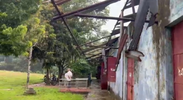 বেহাল অবস্থা স্কুলের