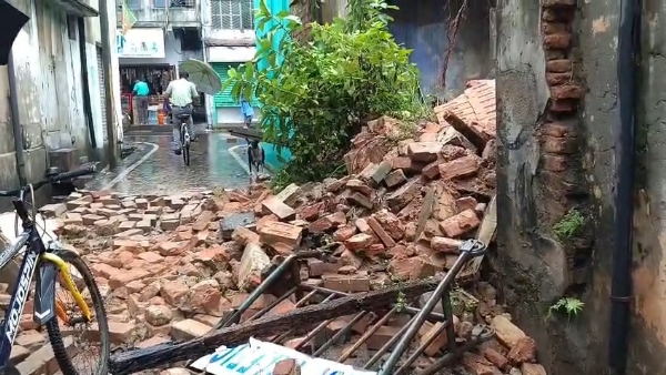 বাড়ির ভাঙ্গা অংশ