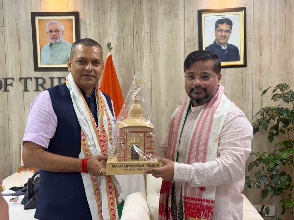 অসমের মন্ত্রী কৌশিক রায়ের হাতে উপহার তুলে দিচ্ছেন ত্রিপুরার মন্ত্রী সুশান্ত চৌধুরী