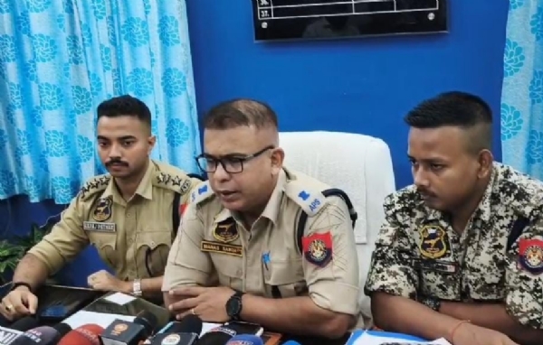 সাংবাদিক সম্মেলনে কাছাড়ের এএসপি মানস শইকিয়া সাংবাদিক সম্মেলনে কাছাড়ের এএসপি মানস শইকিয়া
