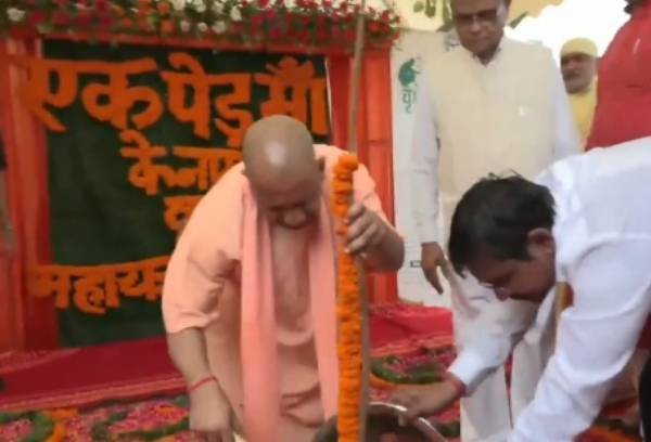 এক পেড় মা কে নাম কর্মসূচির অধীনে বৃক্ষরোপণ যোগী আদিত্যনাথের