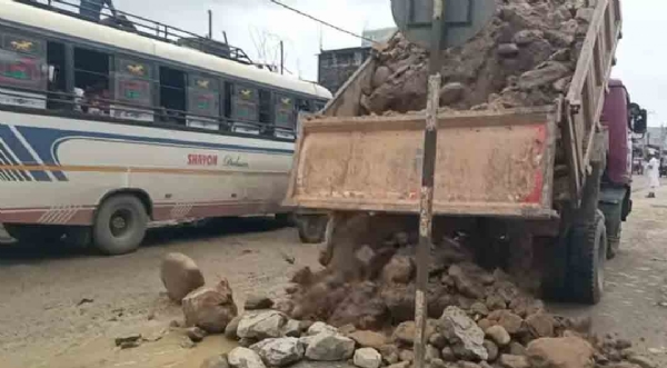 ৮ নম্বর জাতীয় সড়কে চলছে গর্ত বোজানোর কাজ