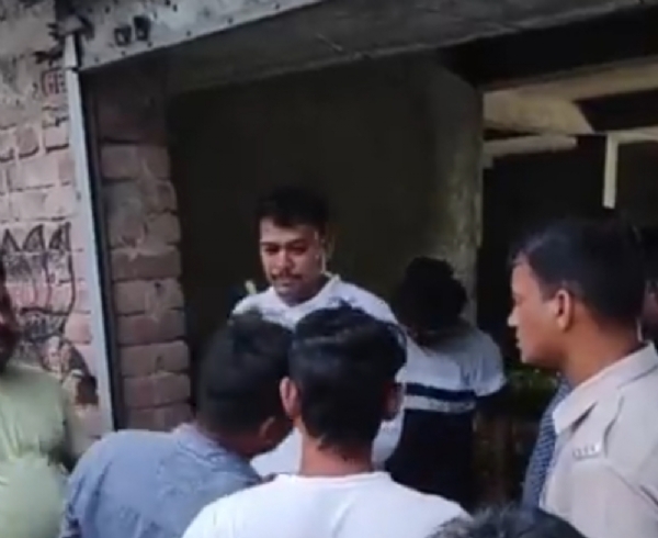 বিধায়কের কার্যালয় থেকে চারা গাছ বিতরণ