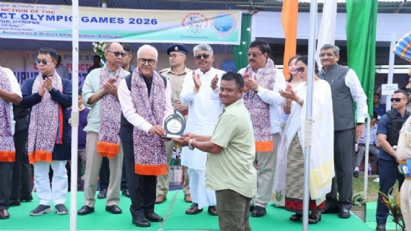 জনৈক বিজয়ীর হাতে পুরস্কার ও স্মারক তুলে দিচ্ছেন রাজ্যপাল অজয় কুমার ভাল্লা জনৈক বিজয়ীর হাতে পুরস্কার ও স্মারক তুলে দিচ্ছেন রাজ্যপাল অজয় কুমার ভাল্লা