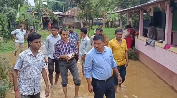 জলমগ্ন এলকায় প্রশাসনের টিম