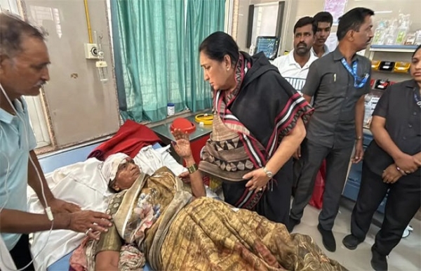 চিকিৎসাধীন তীর্থযাত্রীদের সঙ্গে দেখা করেন মহারাষ্ট্রের উপমুখ্যমন্ত্রী সুনেত্রা পাওয়ার