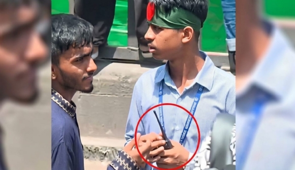 আন্দোলনকারী জনৈক শিক্ষার্থীর হাতে ওয়াকিটকি