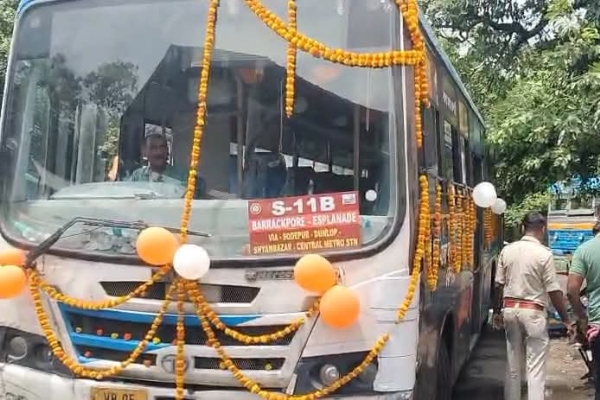 ব্যারাকপুর থেকে এসপ্ল্যানেড যাওয়ার সরকারি নতুন বাস রুটের সূচনা অর্জুন সিংয়ের ব্যারাকপুর থেকে এসপ্ল্যানেড যাওয়ার সরকারি নতুন বাস রুটের সূচনা অর্জুন সিংয়ের