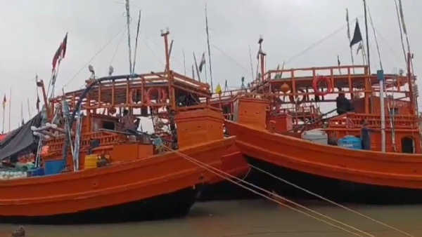 বঙ্গোপসাগরে ট্রলারডুবি, প্রাণে বাঁচলেন ১৩ জন মৎস্যজীবী