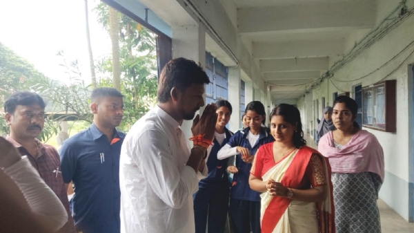 আরামবাগ গার্লস হাই স্কুল পরিদর্শনে বিধায়ক হেমন্ত বাগ