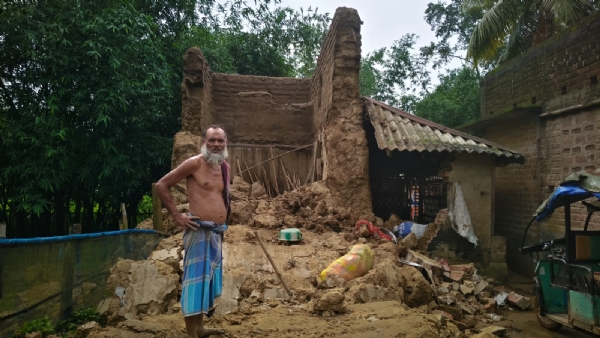 আরামবাগে ভাঙলো মাটির বাড়ি
