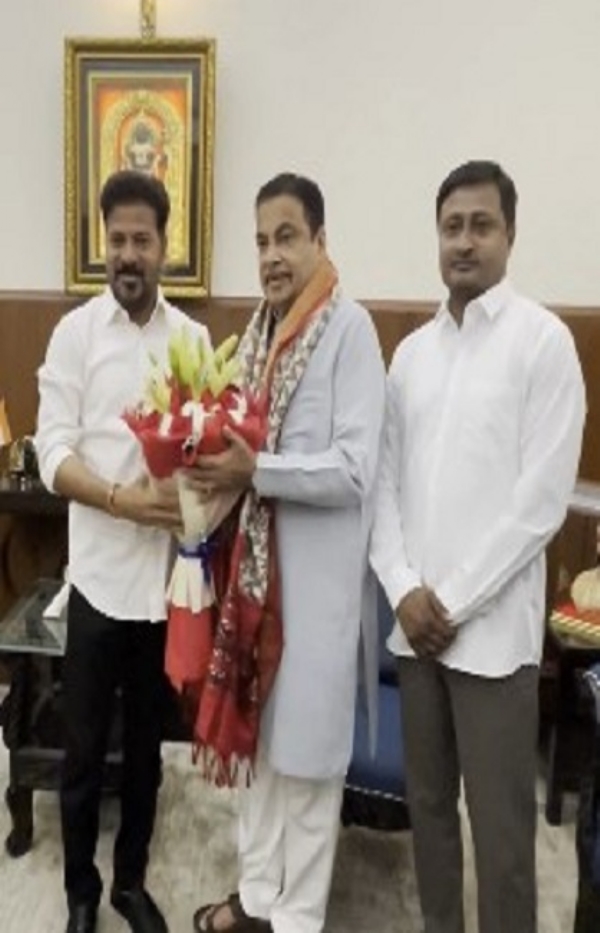 নীতিন গড়করির সঙ্গে সাক্ষাৎ তেলেঙ্গানার মুখ্যমন্ত্রী রেবন্ত রেড্ডির