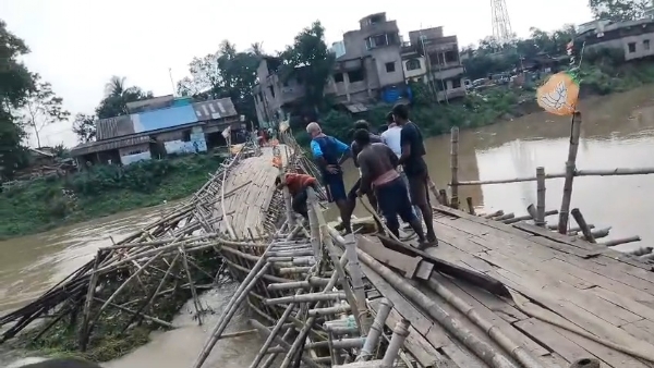 বাঁশের সাঁকো ভেঙে গেছে বাঁশের সাঁকো ভেঙে গেছে