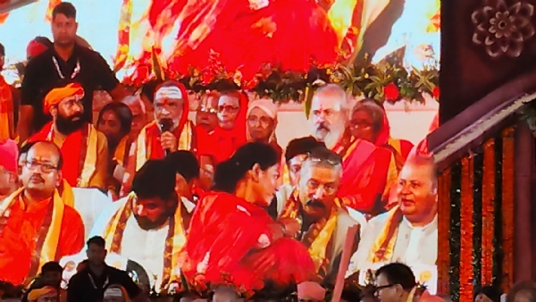 মঞ্চে স্বামী প্রজ্ঞানন্দ
