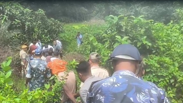 ঘটনার পুনর্নির্মাণে পুলিশ ও ফরেন্সিক দল