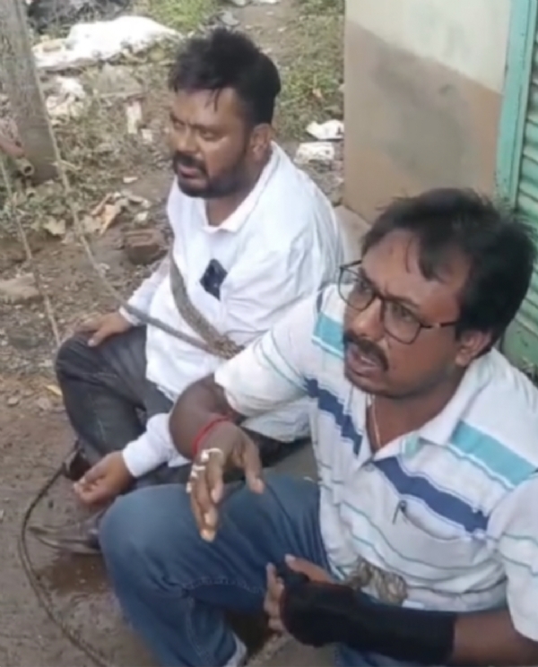 দড়ি দিয়ে বাধা প্রধান এবং উপপ্রধান আরামবাগে