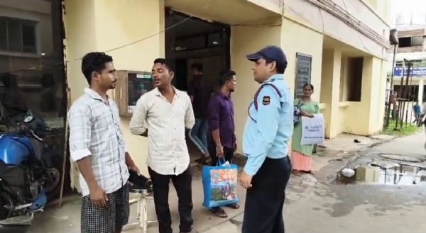 নিরাপত্তা কর্মীদের সাথে তর্ক