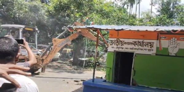 দত্তপুকুরে জেসিবি দিয়ে কংগ্রেসের পার্টি অফিস ভাঙার অভিযোগ, ক্ষোভে আন্দোলনের হুঁশিয়ারি