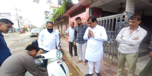 বৈদ্যুতিক স্কুটিতে রামনগর সফরে মেয়র দীপক মজুমদার